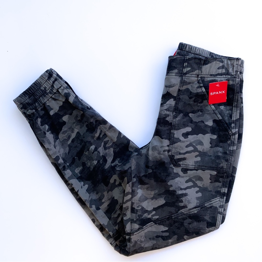 NWOT Spanx Stretch Twill Cargo Jogger Blackwash Camo Size Small